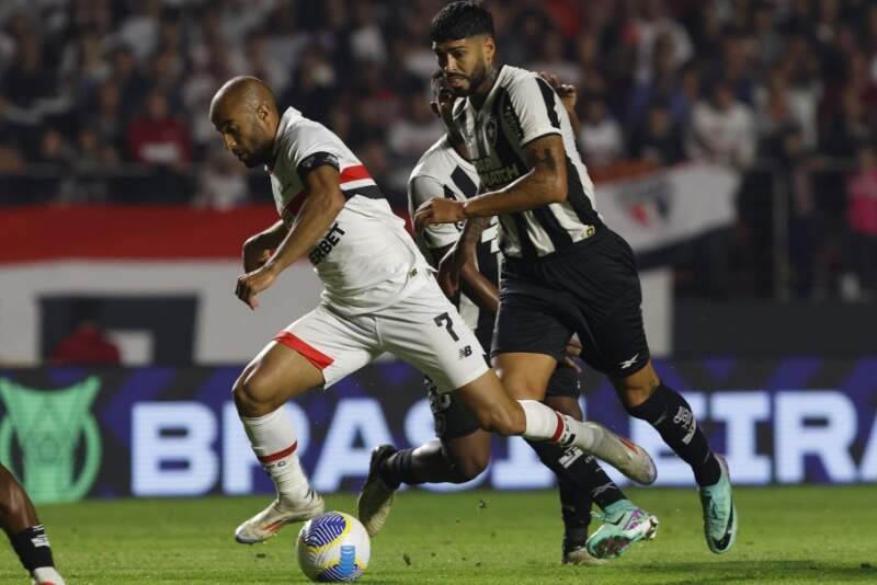 Flamengo vence novamente e busca liderança do Brasileirão