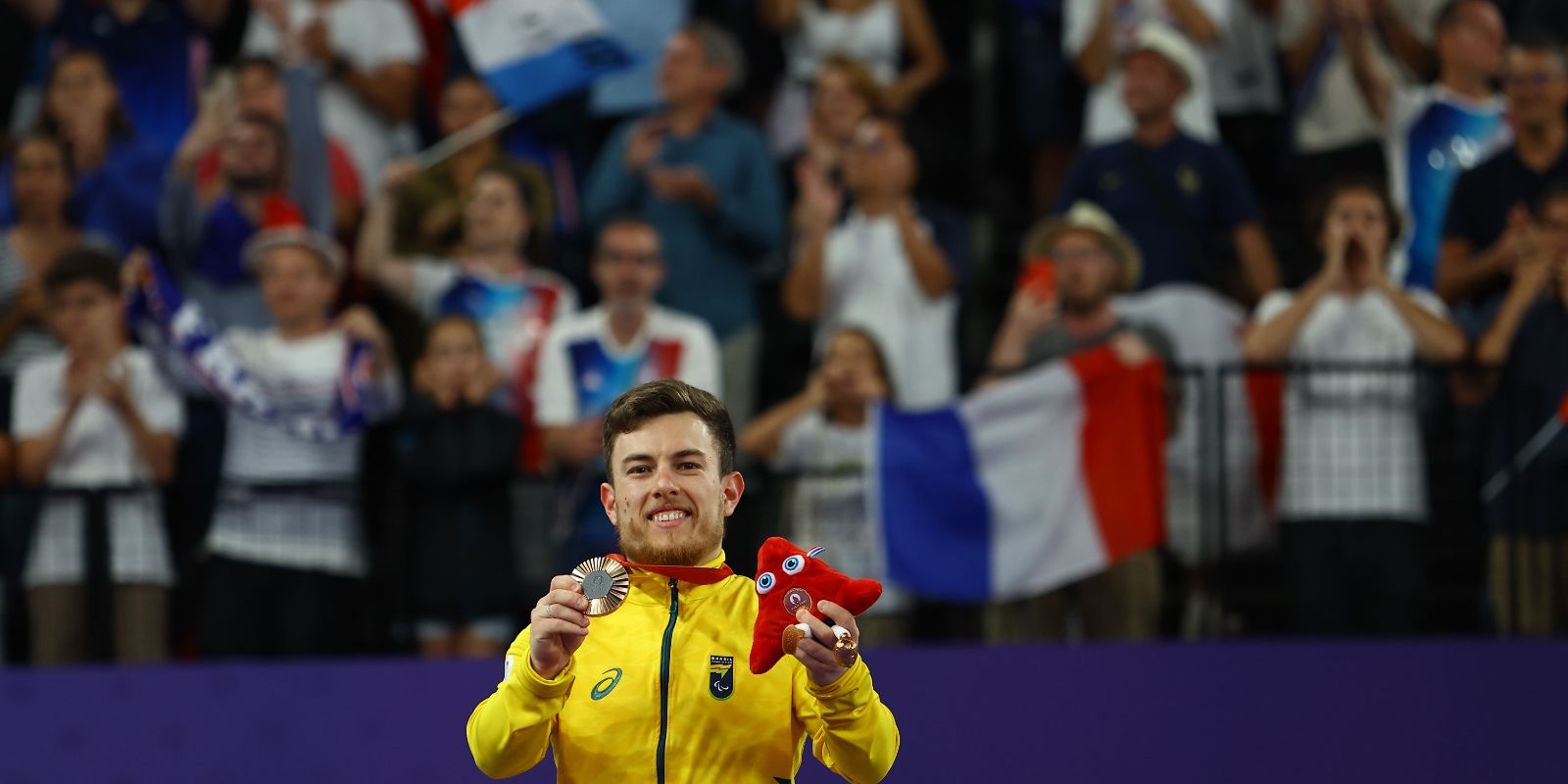 paris-2024:-vitor-tavares-e-bronze-na-classe-simples-sh6-do-badminton