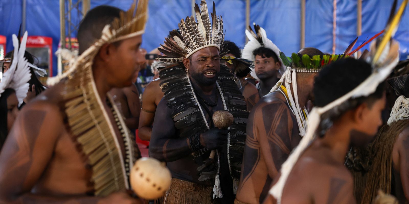 tupinambas-reencontram-manto-sagrado-no-rio-de-janeiro