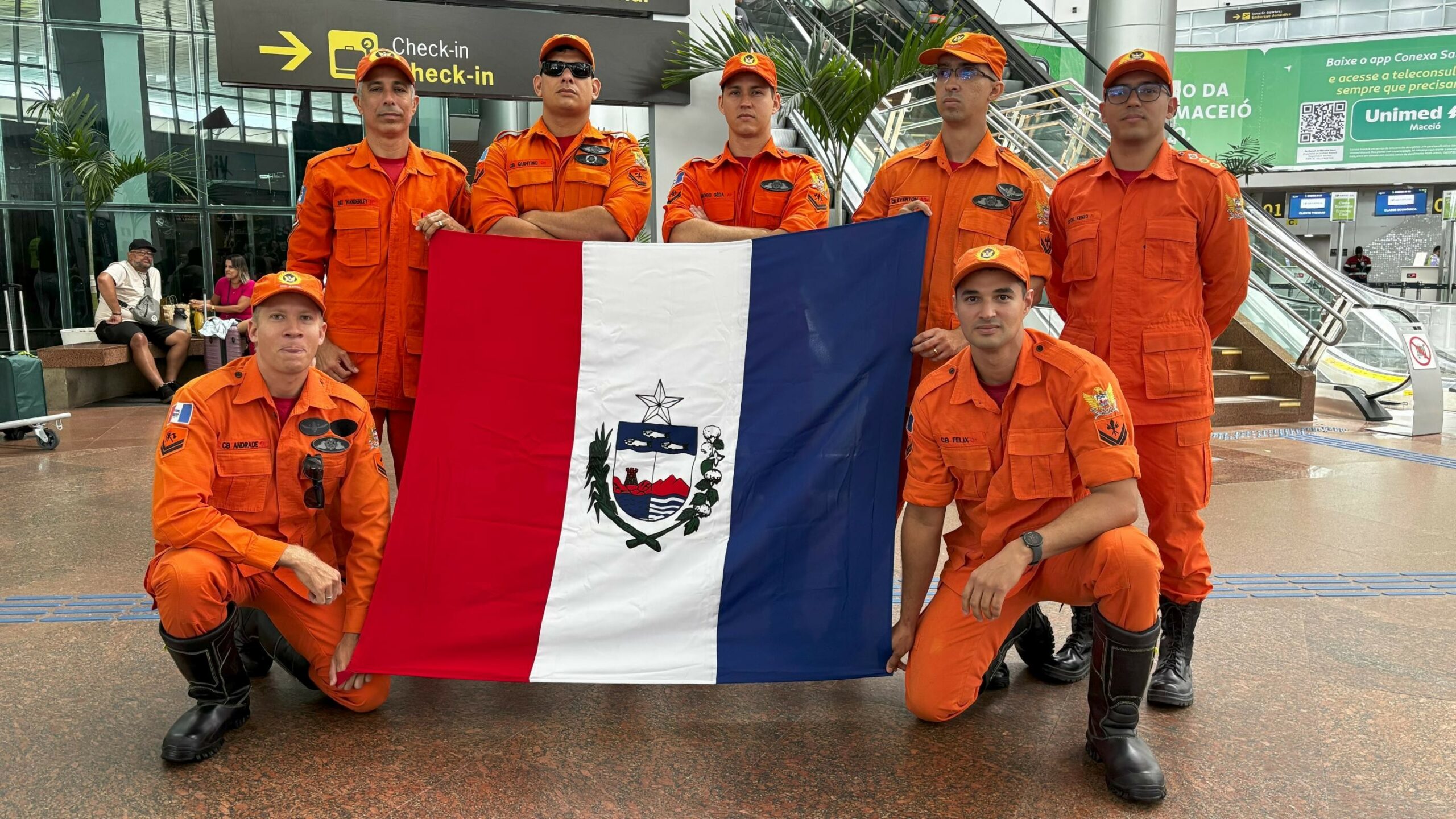 bombeiros-de-al-enviados-para-ajudar-no-combate-aos-incendios-na-regiao-norte-sao-aplaudidos-em-aeroporto;-video