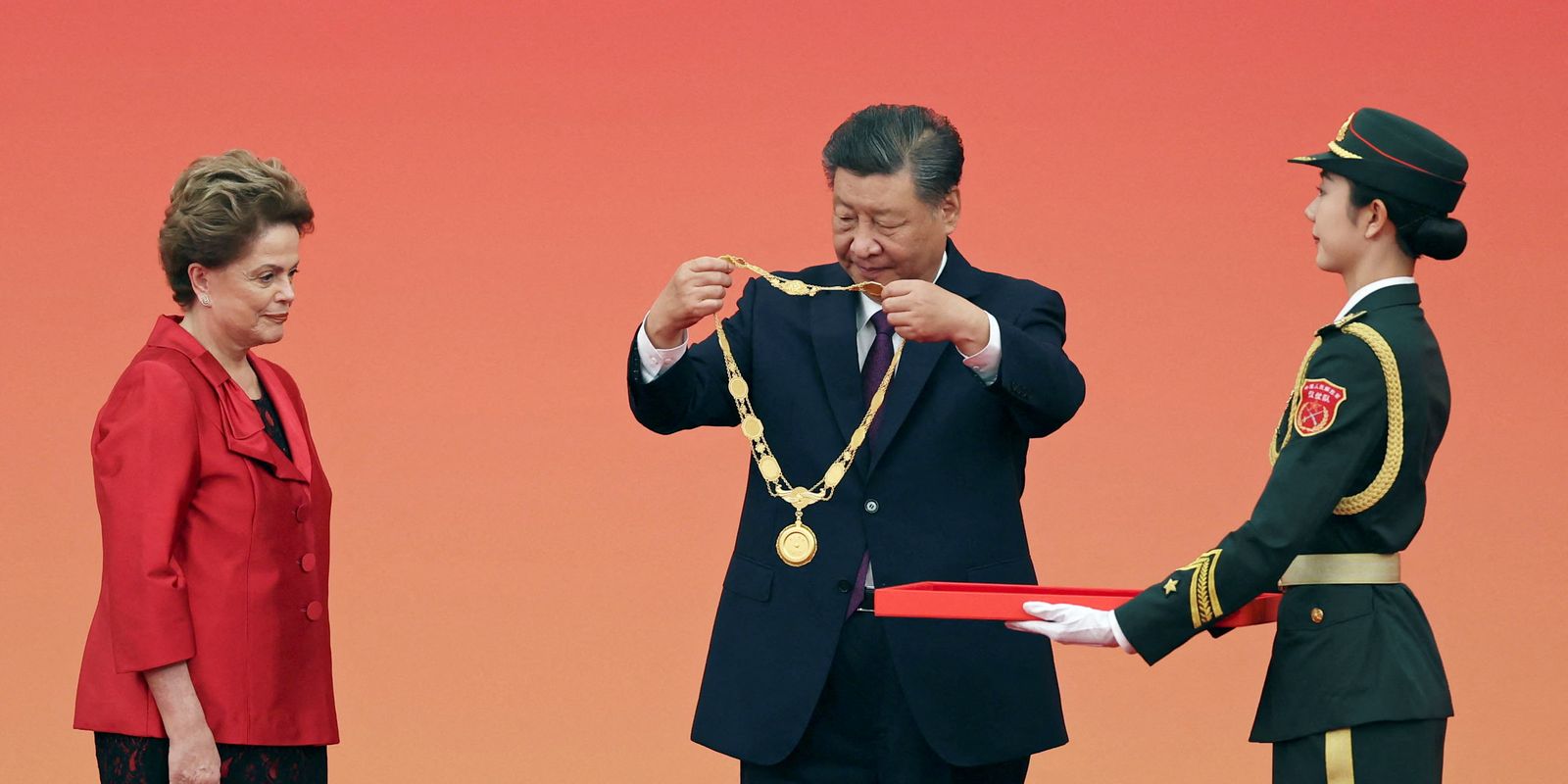 dilma-recebe-medalha-de-presidente-chines-xi-jinping