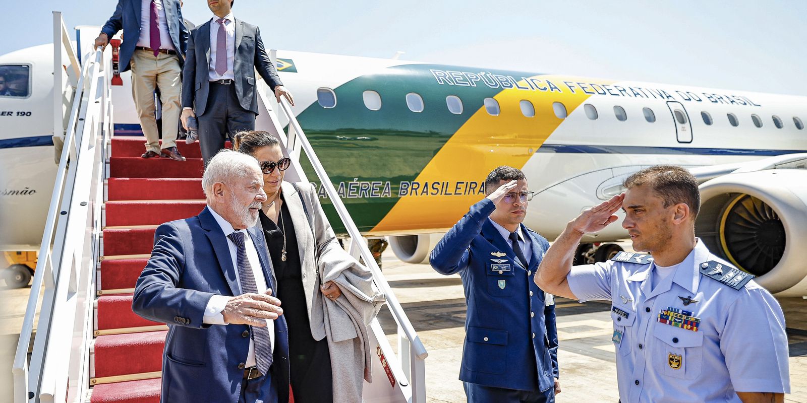 lula-desembarca-em-brasilia-apos-problema-com-aviao-no-mexico