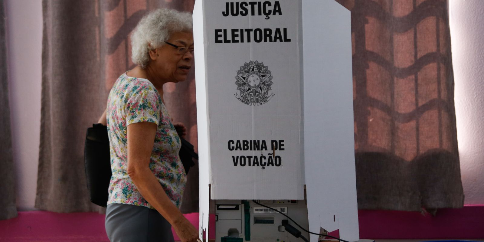 eleicoes-sao-encerradas-em-todo-o-pais;-comeca-apuracao-dos-votos